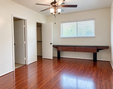 8831 Hendon Ln - Photo Thumbnail 14