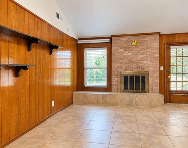 8831 Hendon Ln - Photo Thumbnail 3