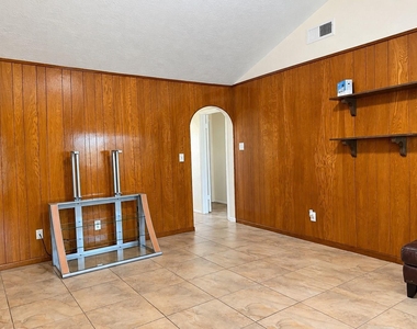 8831 Hendon Ln - Photo Thumbnail 5