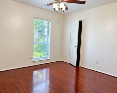 8831 Hendon Ln - Photo Thumbnail 20