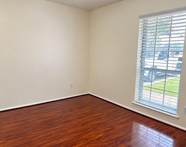 8831 Hendon Ln - Photo Thumbnail 23