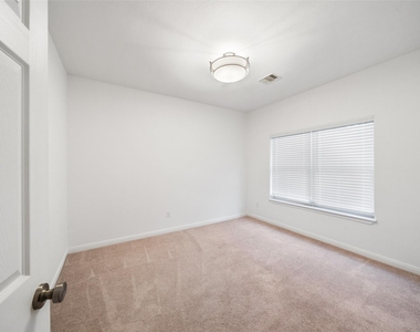 110 Lords Circle - Photo Thumbnail 15