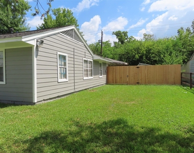 705 Baca Street - Photo Thumbnail 2