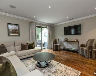 54 Spruce - Photo Thumbnail 4