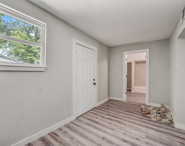 1912 Gentry Street - Photo Thumbnail 11