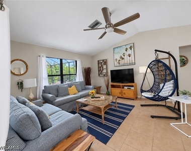 1228 Lastrada Lane - Photo Thumbnail 9