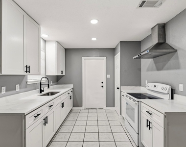 5223 Heathercrest Street - Photo Thumbnail 9