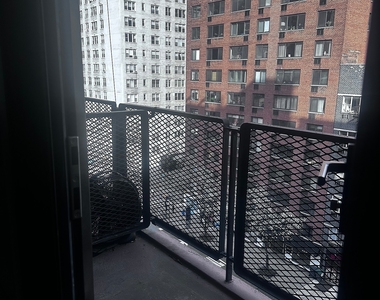 East 35 Street - Photo Thumbnail 4