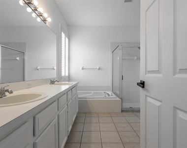 18120 Palm Breeze Drive - Photo Thumbnail 17