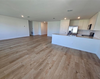506 Oakcreek - Photo Thumbnail 5