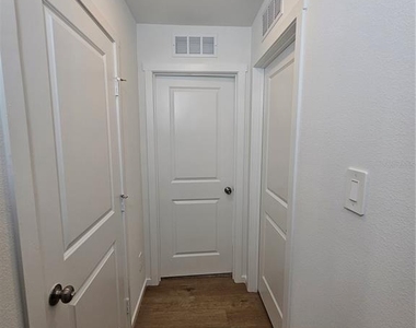 506 Oakcreek - Photo Thumbnail 20