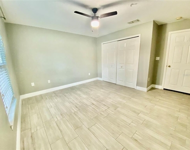 5447 Vineland Road - Photo Thumbnail 15