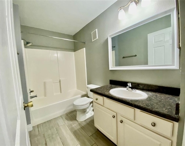 5447 Vineland Road - Photo Thumbnail 12