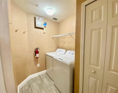 5447 Vineland Road - Photo Thumbnail 6