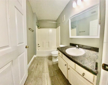 5447 Vineland Road - Photo Thumbnail 21