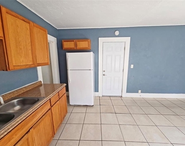 612 26th Street W - Photo Thumbnail 3