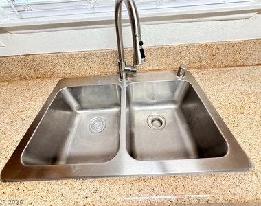 4744 W Twain Avenue - Photo Thumbnail 2