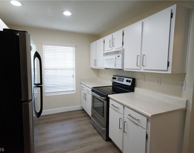 231 W Horizon Ridge Parkway - Photo Thumbnail 7