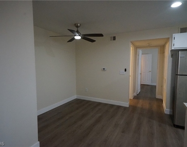 231 W Horizon Ridge Parkway - Photo Thumbnail 5