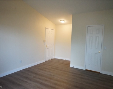 231 W Horizon Ridge Parkway - Photo Thumbnail 4