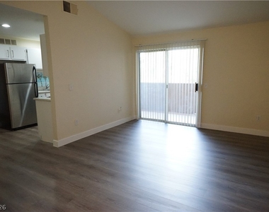 231 W Horizon Ridge Parkway - Photo Thumbnail 3