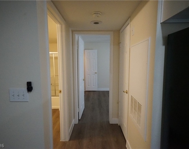 231 W Horizon Ridge Parkway - Photo Thumbnail 9
