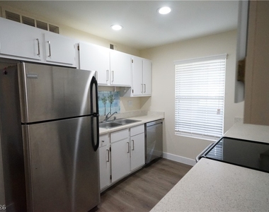 231 W Horizon Ridge Parkway - Photo Thumbnail 8