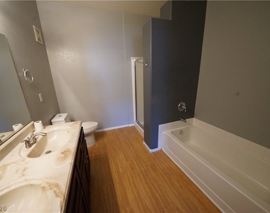 2291 W Horizon Ridge Parkway - Photo Thumbnail 14