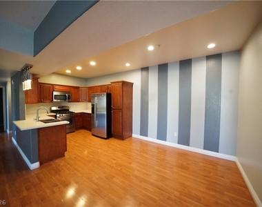 2291 W Horizon Ridge Parkway - Photo Thumbnail 10
