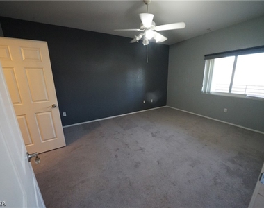 2291 W Horizon Ridge Parkway - Photo Thumbnail 11