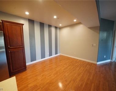 2291 W Horizon Ridge Parkway - Photo Thumbnail 7