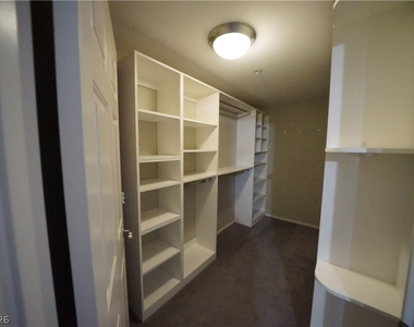 2291 W Horizon Ridge Parkway - Photo Thumbnail 15