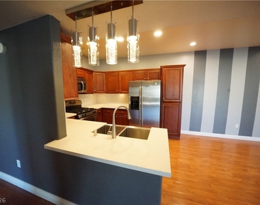 2291 W Horizon Ridge Parkway - Photo Thumbnail 9