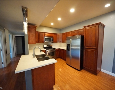 2291 W Horizon Ridge Parkway - Photo Thumbnail 8