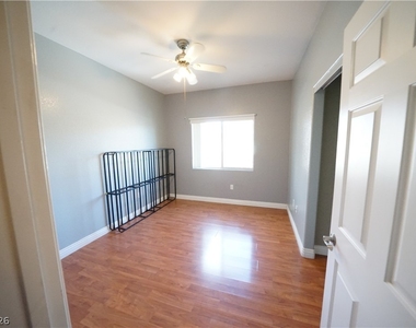 2291 W Horizon Ridge Parkway - Photo Thumbnail 18
