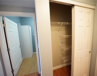 2291 W Horizon Ridge Parkway - Photo Thumbnail 19