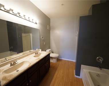 2291 W Horizon Ridge Parkway - Photo Thumbnail 13