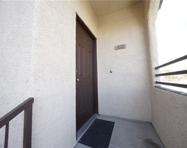 2291 W Horizon Ridge Parkway - Photo Thumbnail 3