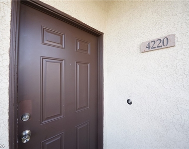 2291 W Horizon Ridge Parkway - Photo Thumbnail 2