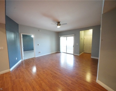2291 W Horizon Ridge Parkway - Photo Thumbnail 6