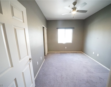 2291 W Horizon Ridge Parkway - Photo Thumbnail 16
