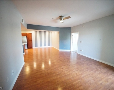 2291 W Horizon Ridge Parkway - Photo Thumbnail 5