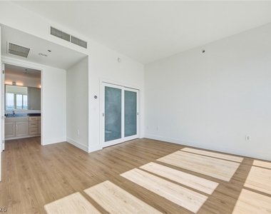 4575 Dean Martin Drive - Photo Thumbnail 17