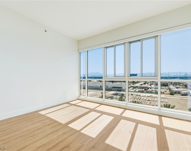 4575 Dean Martin Drive - Photo Thumbnail 16