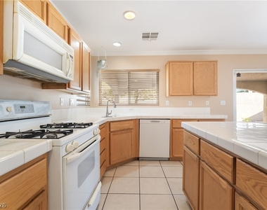 884 Sweeping Vine Avenue - Photo Thumbnail 12