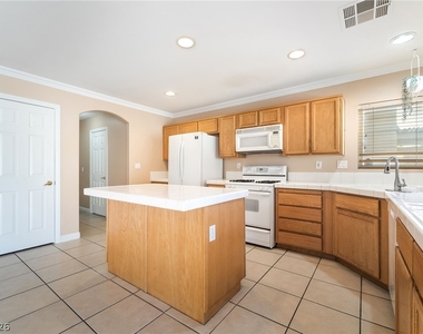 884 Sweeping Vine Avenue - Photo Thumbnail 15