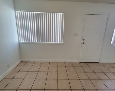 908 N Jones Boulevard - Photo Thumbnail 4
