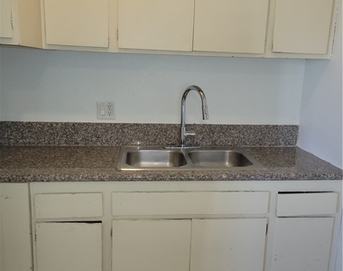 908 N Jones Boulevard - Photo Thumbnail 3