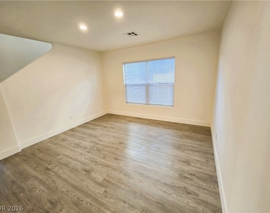 9473 W Diablo Drive - Photo Thumbnail 7