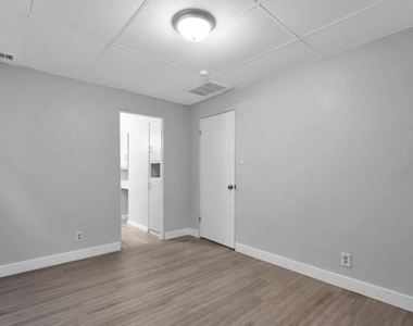 239 W Cleveland Avenue - Photo Thumbnail 6